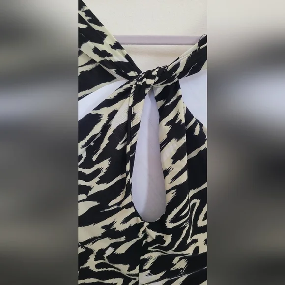 Chic Black and White Abstract Print Dress - Picture 4 of 16